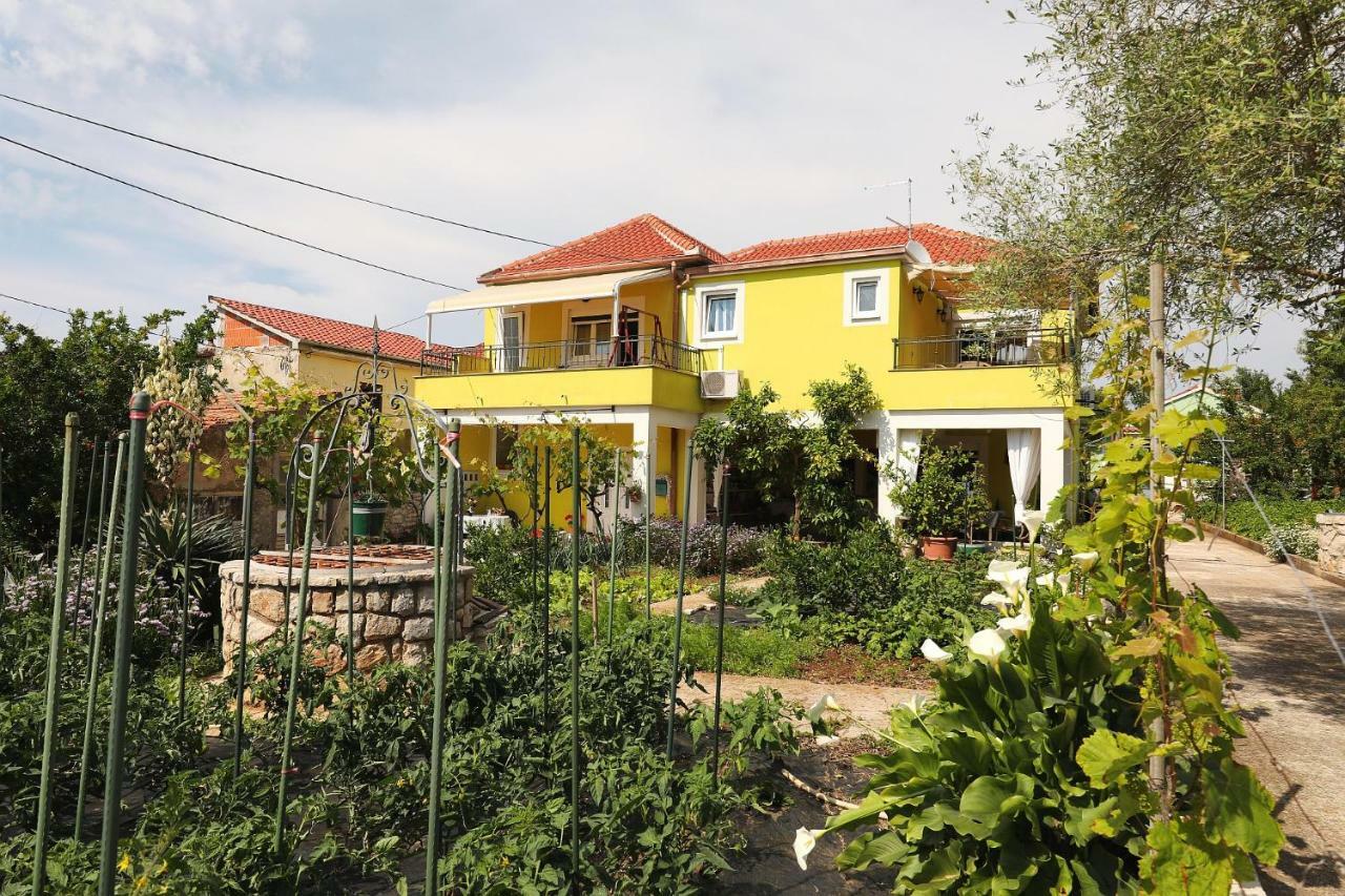 Senkini Dvori Apartment Sutomiscica ภายนอก รูปภาพ