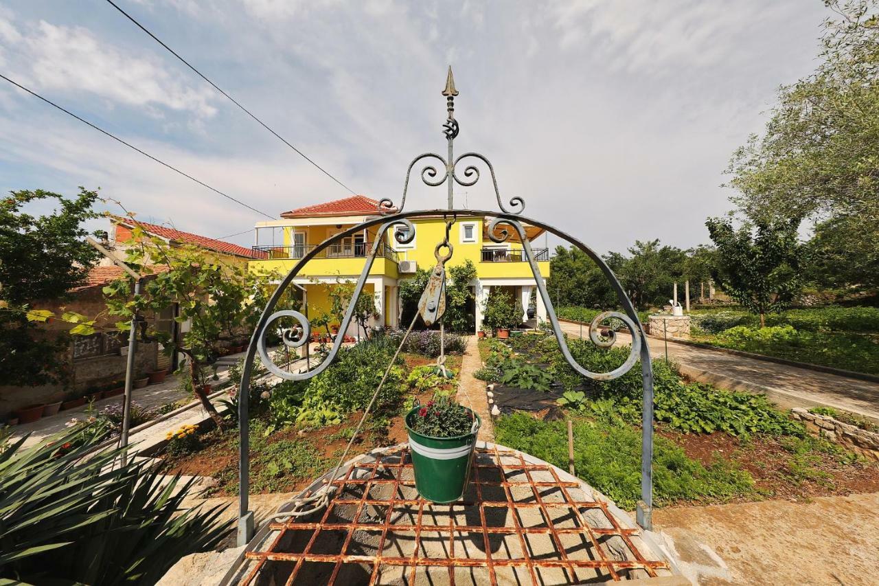 Senkini Dvori Apartment Sutomiscica ภายนอก รูปภาพ