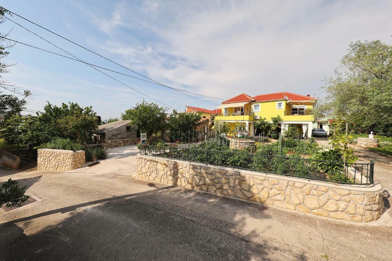 Senkini Dvori Apartment Sutomiscica ภายนอก รูปภาพ